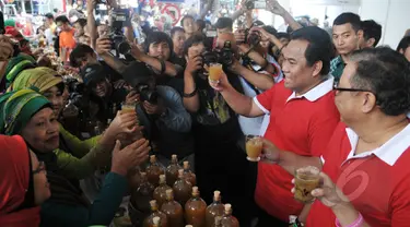 Peringatan Hari Konsumen Nasional (Harkonas) 2015 diperingati dengan menggelar acara makan bakso dan minum jamu di Lapangan Parkir Gedung Sarinah, Jakarta, Minggu (10/5/2015). (Liputan6.com/Herman Zakharia) 