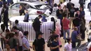 Pengunjung melihat mobil-mobil yang dipamerkan pada Gaikindo Indonesia International Auto Show (GIIAS) 2019 di ICE BSD, Tangerang, Sabtu (20/7/2019). Akhir pekan dimanfaatkan warga untuk mengunjungi pameran otomotif GIIAS terlihat dari padatnya pengunjung di setiap stan. (Liputan6.com/Angga Yuniar)