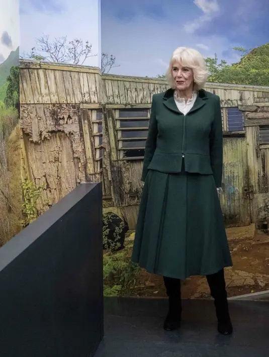 Camilla dari Kerajaan Inggris tampil dengan setelan warna hijau yang bisa menjadi outfit formal saat Natal. [@theroyalfamily]