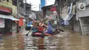 Petugas mengevakuasi warga korban banjir menggunakan perahu karet di kawasan Karet Pasar Baru Barat, Jakarta, Selasa (25/2/2020). Banjir yang terjadi sejak subuh akibat luapan Kanal Banjir Barat tersebut merendam ratusan rumah hingga setinggi dua meter. (merdeka.com/Arie Basuki)