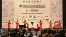 Penari menampilkan tarian selamat datang dalam pembukaan acara Indonesia Infrastructure Week (IIW) di Jakarta Convention Center, Rabu (9/11). Acara ini dibuka secara resmi oleh Presiden Joko Widodo (Jokowi). (Liputan6.com/Faizal Fanani)
