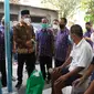 Bupati Sidoarjo Ahmad Muhdlor Ali meninjau keluarga korban Covid-19. (Dian Kurniawan/Liputan6.com)