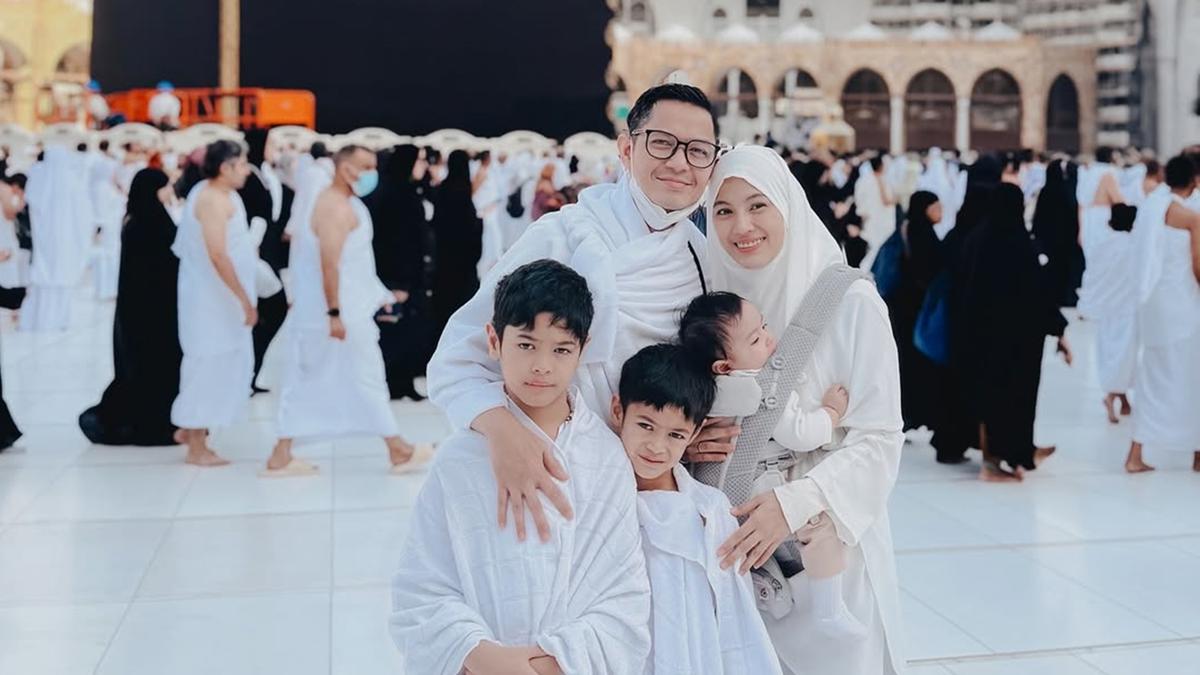 Potret Alyssa Soebandono dan Dude Harlino Umroh Bareng Tiga Anak, Si Kecil Baru 8 Bulan