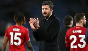 Tambahan tiga poin membuat Manchester United kembali ke peringkat keempat dengan raihan 48 poin. Tampak dalam foto, pelatih interim Manchester United asal Inggris, Michael Carrick, memberikan tepuk tangan kepada para penggemar setelah pertandingan pekan ke-27 Liga Primer Inggris 2025/2026 melawan Everton di Stadion Hill Dickinson, Liverpool, barat laut Inggris, Senin 23 Februari 2026 waktu setempat atau Selasa 24 Februari 2026 dini hari WIB. (Paul ELLIS/AFP)