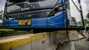 Bus Transjakarta menabrak separator busway di kawasan Bundaran Senayan, Jakarta, Jumat (3/12/2021). Kecelakaan mengakibatkan bagian depan bus Transjakarta rusak karena menghantam separator busway. (Liputan6.com/Faizal Fanani)
