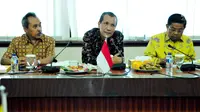 Sekjen Partai Golkar Idrus Marham bersama Deputi Pencegahan KPK Pahala Nainggolan memberikan keterangan usai menggelar pertemuan di DPP Golkar, Jakarta, Senin (18/9). Pertemuan itu membahas mengenai integritas partai politik. (Liputan6.com/Helmi Afandi)