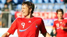 Striker Timnas Rusia Roman Pavlyuchenko beraksi pada partai kualifikasi Euro 2012 di Grup B pada 4 Juni 2011 di St Petersburg. AFP PHOTO/KIRILL KUDRYAVSTEV