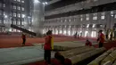 Petugas memasang karpet di ruang utama Masjid Istiqlal, Jakarta, Sabtu (4/10/14). (Liputan6.com/Faizal Fanani)