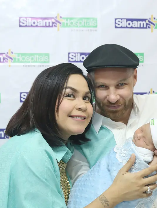 Untuk mengurangi rasa takutnya menjalani operasi, Melanie sengaja mendengarkan musik. Ia sedikit bertanya-tanya saat melihat dokter yang menangani tegang. (Andy Masela/Bintang.com)