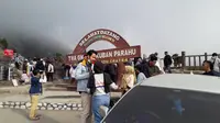 Wisatawan ramai mengunjungi Gunung Tangkuban Parahu (Liputan6.com/Komarudi)