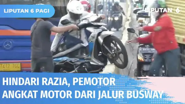 Sejumlah pengendara motor saling bantu, saling tolong agar terhindar dari sanksi tilang polisi lantaran mereka masuk jalur bus Transjakarta. Aksi itu terjadi saat polisi menggelar razia di Jalan Kramat Raya.