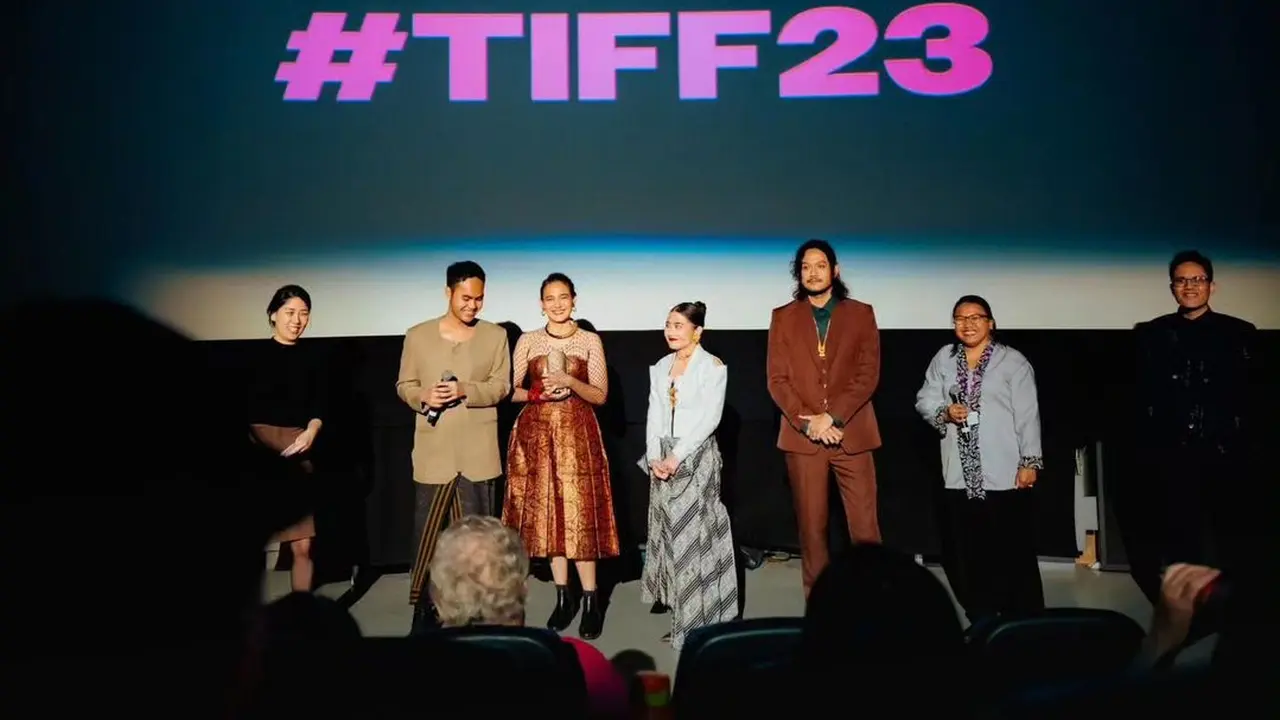 8 Gaya Elegan Prilly Latuconsina dengan Kebaya Modifikasi dan Makeup Bold di Toronto Film Festival 2023