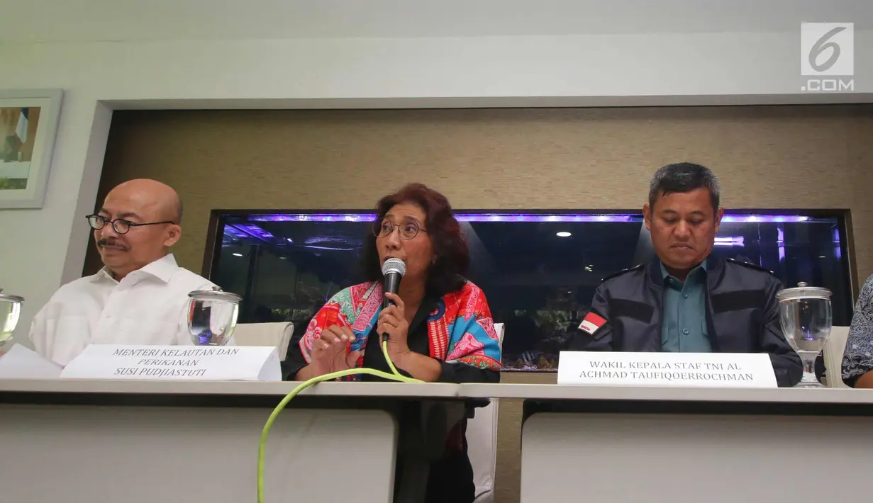 Menteri KKP Susi Pudjiastuti menjelaskan penangkapan kapal buronan interpol, Jakarta, Sabtu (7/4). Tim gabungan dari TNI AL, KKP, dan Polri dibawah koordinasi Satgas 115 ‎berhasil menangkap kapal buronan Interpol STS-50. (Liputan6.com/Angga Yuniar)