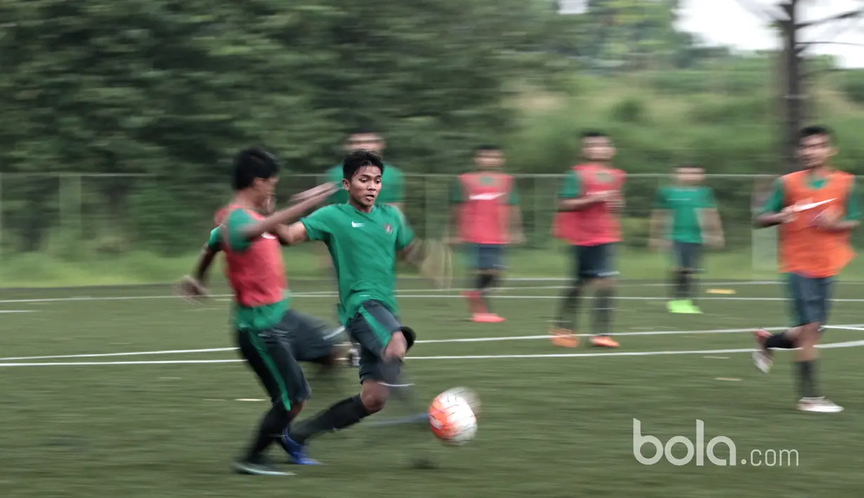 Pemain yang mengikuti seleksi Timnas Indonesia U-19 tahap pertama berusaha memikat pelatih dengan kemampuan individu di Lapangan National Youth Training Center, Depok, Rabu (1/3/2017). (Bola.com/Nicklas Hanoatubun) 