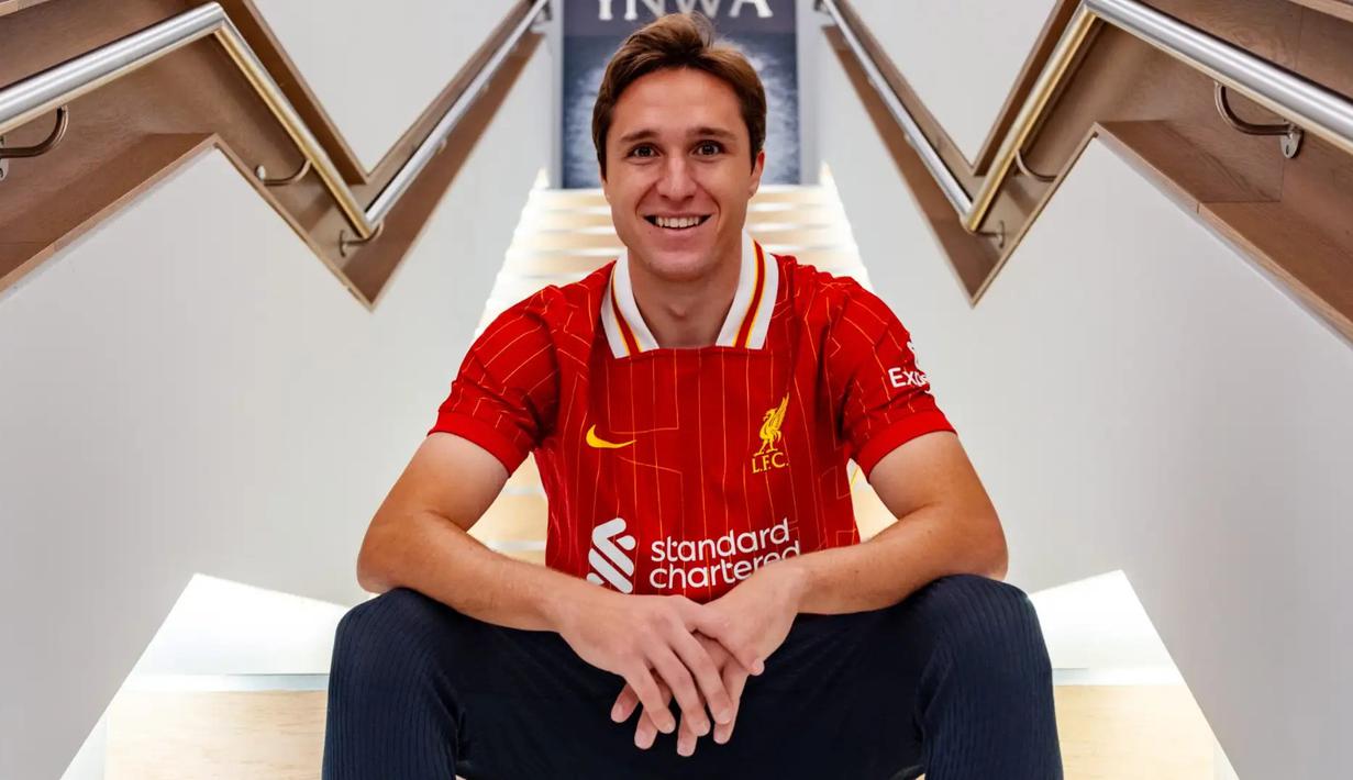 Sayap kiri Italia berusia 26 tahun, Federico Chiesa menjadi rekrutan terbaru Liverpool yang didatangkan dari Klub Serie A dalam rentang satu dekade terakhir. Juventus melepasnya ke Liverpool pada awal musim 2024/2025 dengan mahar senilai 12 juta euro. (liverpoolfc.com)