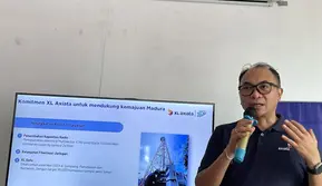 Director and Chief Technology Officer XL Axiata, I Gede Darmayusa, saat menjelaskan tentang pengembangan jaringan di Madura, Jawa Timur, Jumat (10/11/2023). (Liputan6.com/ Agustin Setyo Wardani)