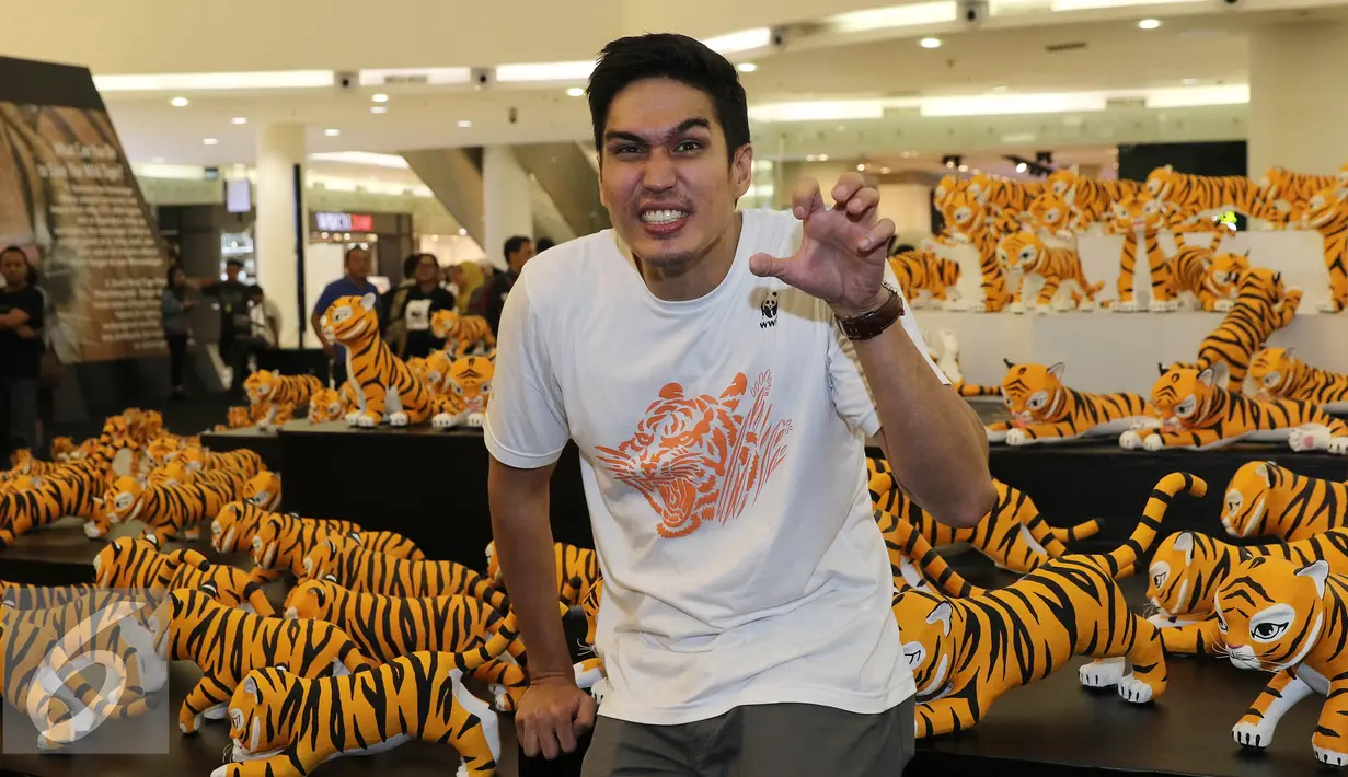 Marcel Chandrawinata saat menghadiri jumpa pers kampanye populasi harimau di Senayan City, Jakarta, Jumat (29/7). WWF-Indonesia #DoubleTigers menggugah kepedulian publik akan populasi dan konservasi harimau. (Liputan6.com/Herman Zakharia)