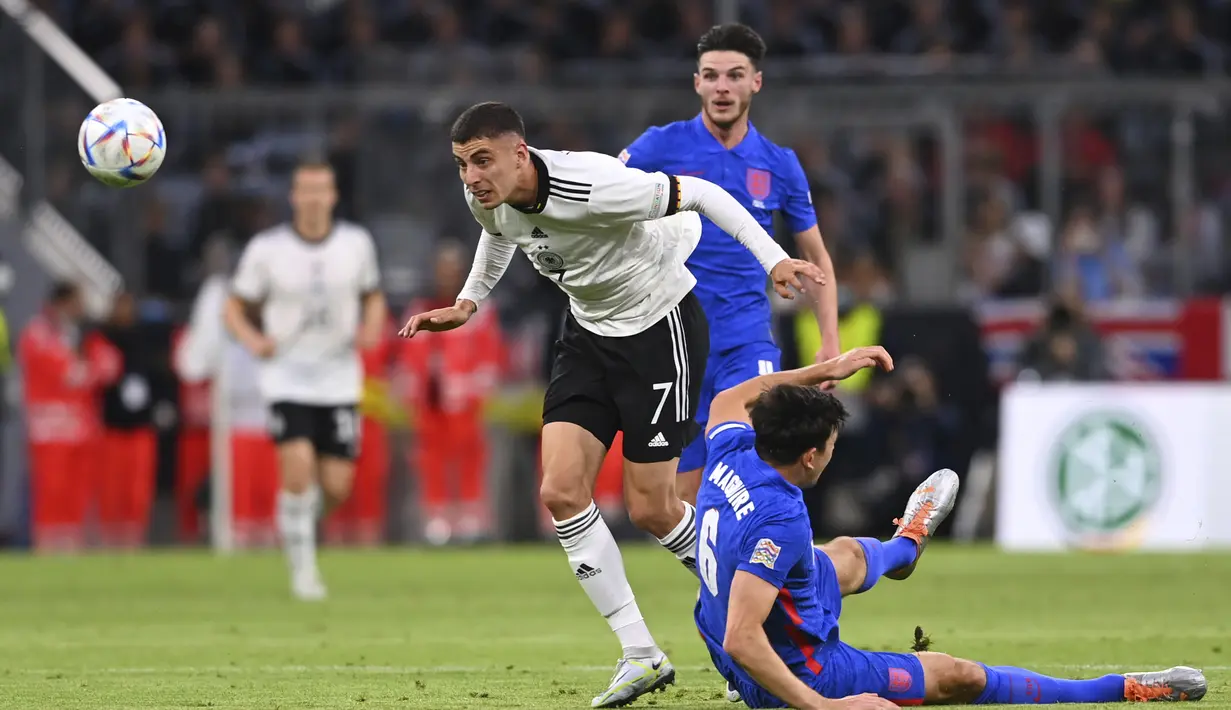 Penyerang Jerman, Kai Havertz berebut bola dengan bek Inggris, Harry Maguire pada pertandingan Grup A3 UEFA Nations League di Allianz Arena, Munich, Rabu (8/6/2022). Inggris bermain imbang dengan Jerman 1-1. (AP Photo/Markus Ulmer)