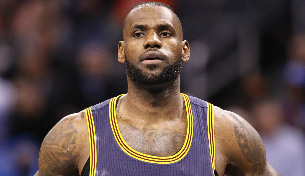 Pebasket Cleveland Cavaliers, LeBron James, tampak kecewa usai kalah dari Oklahoma City Thunder. Meski kalah Cavs masih memimpin puncak klasemen wilayah Timur. (EPA/Larry W. Smith)