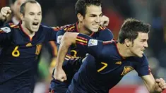 Selebrasi striker Spanyol David Villa (kanan) dan rekan-rekannya seusai menjebol gawang Paraguay di perempat final PD 2010 di Ellis Park Stadium, Johannesburg, 3 Juli 2010. Spanyol unggul 1-0. AFP PHOTO / JUAN MABROMATA 