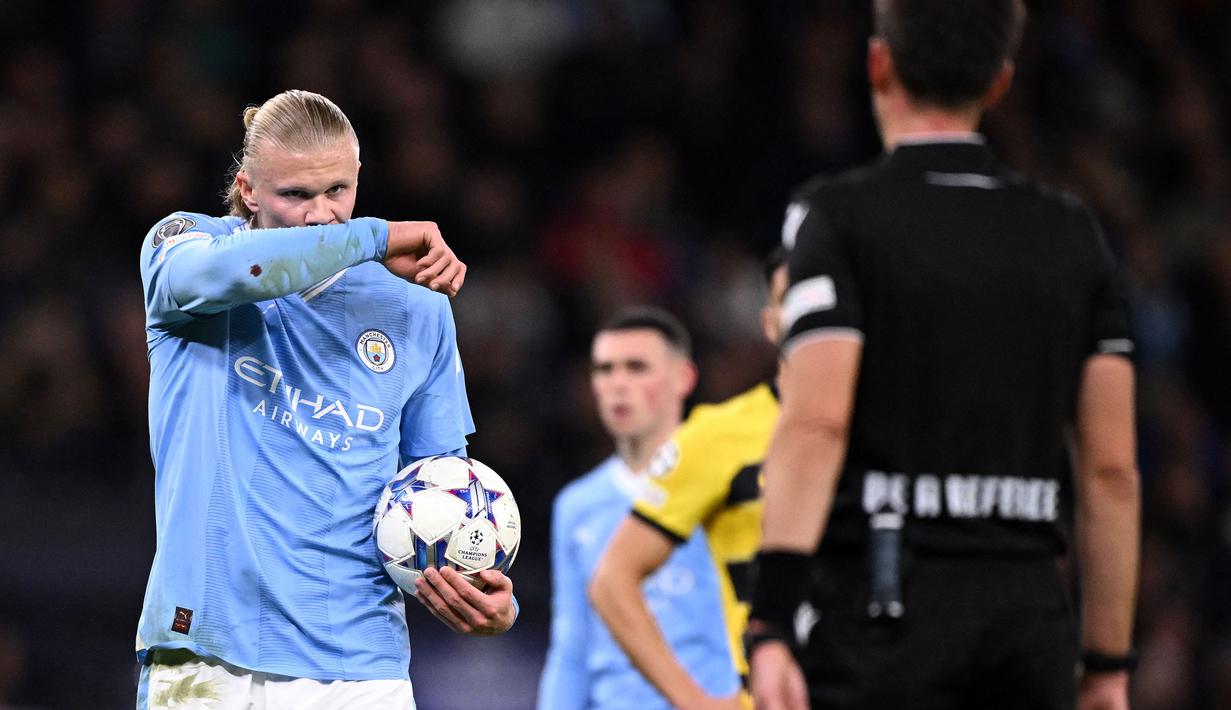 Pemain Manchester City, Erling Haaland bersiap melakukan tendangan penalti pada laga lanjutan Grup G Liga Champions 2023/2024 melawan Yong Boys di Etihad Stadium, Manchester Inggris, Rabu (08/11/2023) WIB. (AFP/Oli Scarff)