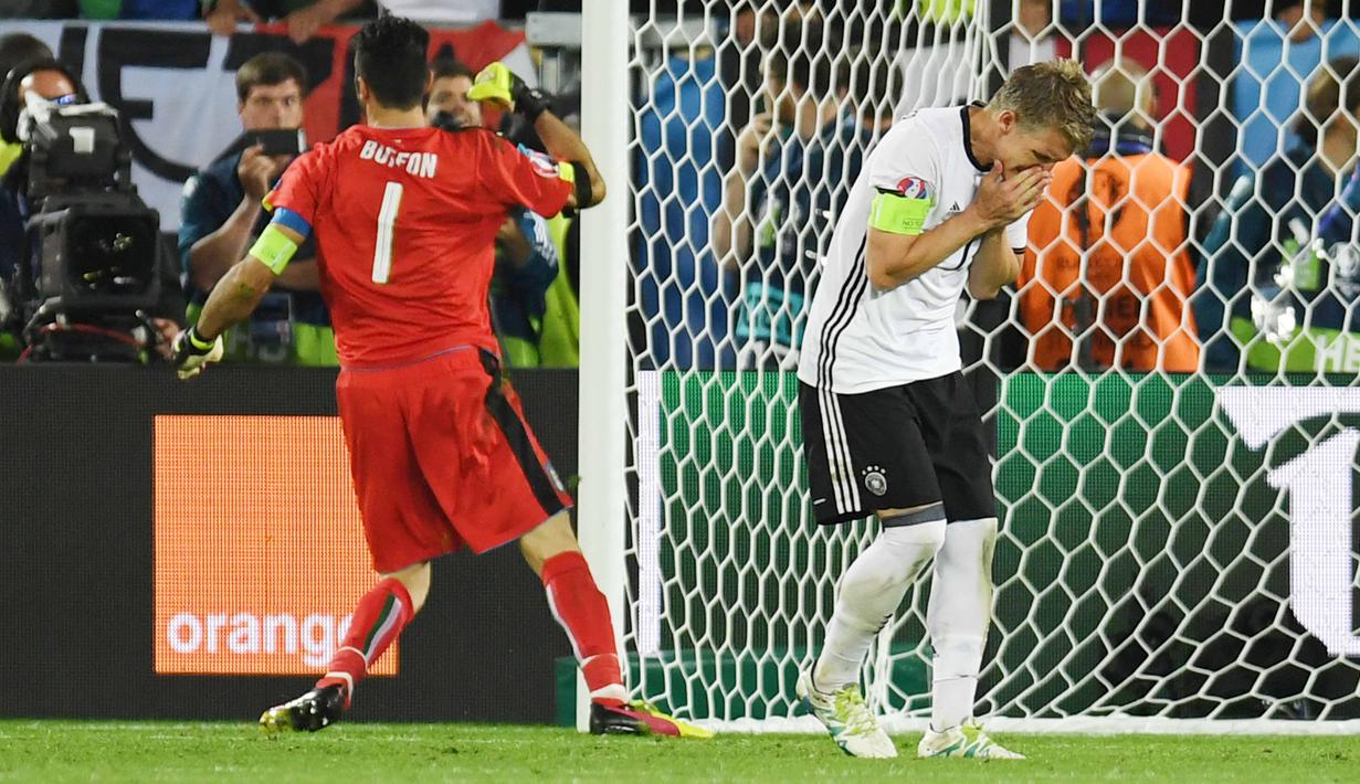 Bastian Schweinsteiger tak percaya  sepakannya melewati mister gawang Italia yang di kawal Gianluigi Buffon pada laga perempat final Piala Eropa 2016 di Stadion Matmut Atlantique, Bordeaux, Minggu (3/7/2016) dini hari WIB. (AFP/Patrik Stollarz)