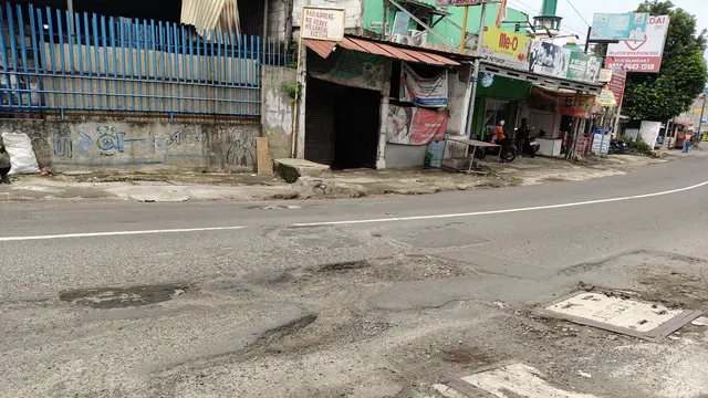 Jalan Tole iskandar berlubang