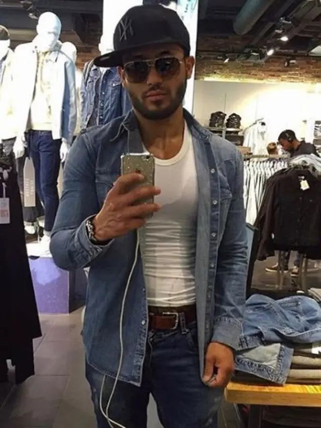 [Bintang] Berbadan Kekar dan Berwajah Ganteng, Pria Ini Malah Hobi Banget Pakai Dress dan High Heels