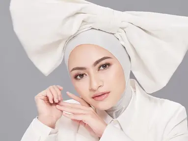 Wanita kelahiran 1992 ini kian menawan setelah menikah dengan Sule dan memutuskan untuk mantap berhijab. Berbagai gaya hijab pun ia bagikan lewat Instagram miliknya. (Liputan6.com/IG/@nathalieholscher)