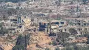 Foto menunjukkan tentara Israel berjalan di antara rumah-rumah yang hancur di Lebanon Selatan, pada Senin 27 April 2026. (Jalaa MAREY/AFP)
