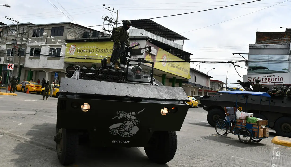 Toko-toko tutup, sekolah diliburkan, dan jalanan men jadi begitu sepi. Salah satu stasiun televisipun sempat diduduki kelompok kriminal di tengah tayangan langsung sebuah acara. (AP Photo/Ariel Ochoa)