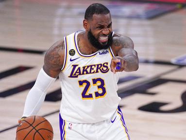 Pebasket Los Angeles Lakers, LeBron James, melakukan selebrasi saat melawan Houston Rockets pada gim kelima semifinal wilayah barat, Minggu (13/9/2020). Lakers menang dengan skor 119-96. (AP Photo/Mark J. Terrill)