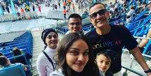 Ferdy Hasan memboyong istri dan anak-anaknya ke Inggris untuk menyaksikan konser Coldplay. Band asal Inggris itu kini tengah menggelar tur dunia yang bertajuk Coldplay Music Of The Spheres World Tour.  [Instagram/ferdyhasan]