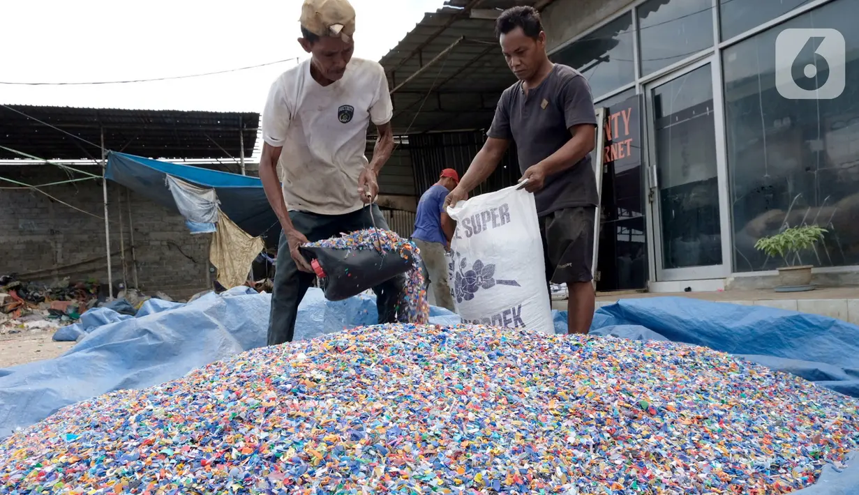 Pekerja memasukkan leburan sampah plastik yang sudah dijemur di gudang pengolahan sampah plastik kawasan Bekasi, Rabu (15/9/2021). Skema ekonomi sirkular mampu menjaga keberlanjutan lingkungan sekaligus memberikan manfaat ekonomi dalam hal daur ulang sampah. (Liputan6.com/Herman Zakharia)