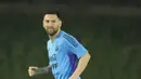 Lionel Messi saat sesi latihan di Stadion Universitas Qatar, Doha, Qatar, Senin (5/12/2022). Kedua tim besar ini memiliki pemain-pemain hebat, namun salah satunya harus siap gugur di pertandingan nanti. (AP Photo/Jorge Saenz)