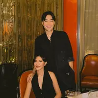 Tak terasa, Vidi Aldiano dan Sheila Dara sudah dua tahun menjalin rumah tangga. Keduanya pun rayakan hari jadi dengan makan malam berdua [@vidialdiano]