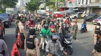 Petugas gabungan melakukan penyekatan PPKM Level 4 di Jalan Raya Margonda, Kota Depok. (Liputan6.com/Dicky Agung Prihanto)