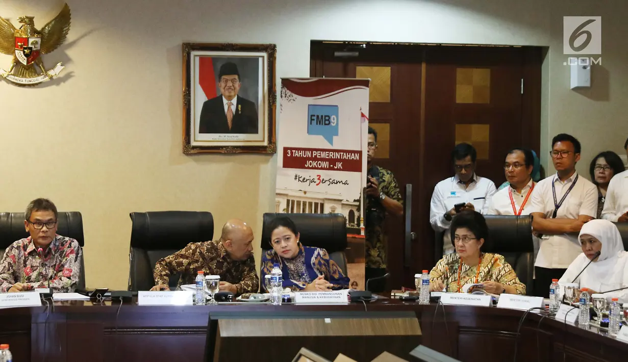 Juru bicara Presiden, Johan Budi dan menteri Kabinet Kerja dalam diskusi Forum Medan Merdeka Barat (FMB) di Jakarta, Senin (23/10). Beberapa kementerian memberikan presentasi pencapaian kerja 3 tahun pemerintahan Jokowi-JK. (Liputan6.com/Angga Yuniar)