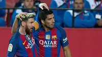 Pemain Barcelona, Lionel Messi dan Luis Suarez, merayakan gol ke gawang Sevilla pada laga lanjutan La Liga di Ramon Sanchez Pizjuan Stadium, Minggu (6/11/2016). (AFP/Jorge Guerrero)