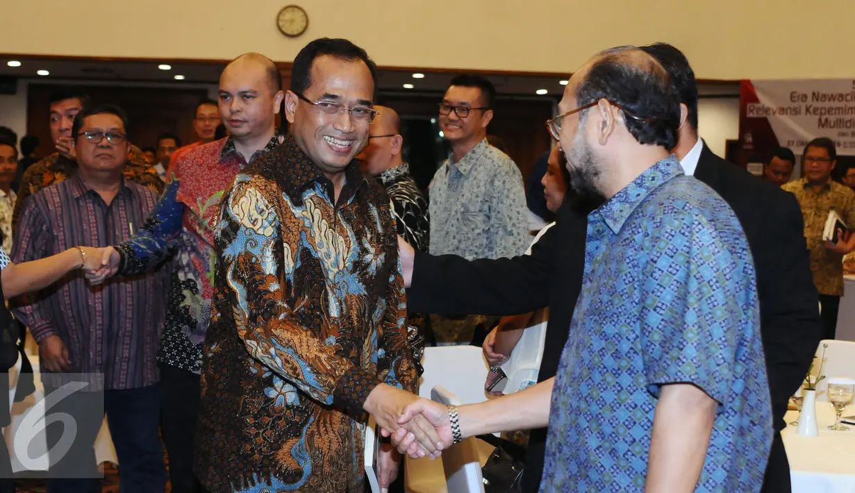 Menteri Perhubungan, Budi Karya Sumadi (tengah) saat menghadiri seminar dan bedah buku Jokoway di Jakarta, Kamis (27/10). Seminar bertema Era Nawacita dan Relevansi Kepemimpinan Multidimensi. (Liputan6.com/Helmi Fithriansyah)