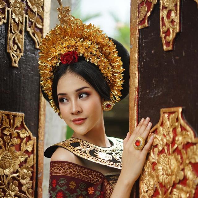 6 Potret Anya Geraldine Pakai Baju Pengantin Bali, Bikin Netizen Iseng