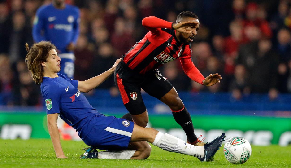 Pemain Chelsea, Ethan Ampadu berebut bola dengan pemain Bournemouth, Jermain Defoe pada laga perempat final, di Stadion Stamford Bridge, Kamis (21/12). Chelsea berhasil mengalahkan Bournemouth dengan susah payah 2-1. (AP/Alastair Grant)