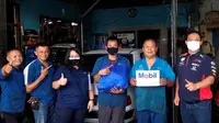 Mobil™ menyalurkan sembako untuk para mekanik yang terdampak PPKM. (ist)