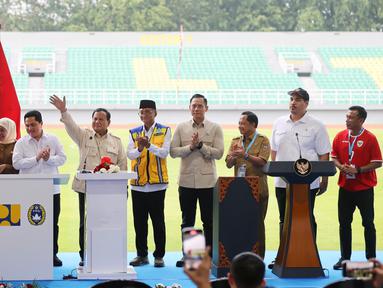Presiden Republik Indonesia, Prabowo Subianto (keenam kiri) melambaikan tangan saat meresmikan secara simbolis dan serentak 17 stadion yang sudah selesai direnovasi sesuai standar Federasi Sepak Bola Internasional (FIFA) di Stadion Gelora Delta, Sidoardjo, Jawa Timur, Senin (17/3/2025). (Foto: Dokumentasi PSSI)
