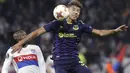 Pemain Lyon, Bertrand Traore (kiri) berduel dengan pemain Everton, Mason Holgate pada laga grup E Europe League di Groupama Stadium, Lyon, (2/11/2017). Everton kalah 0-3. (AP/Laurent Cipriani)