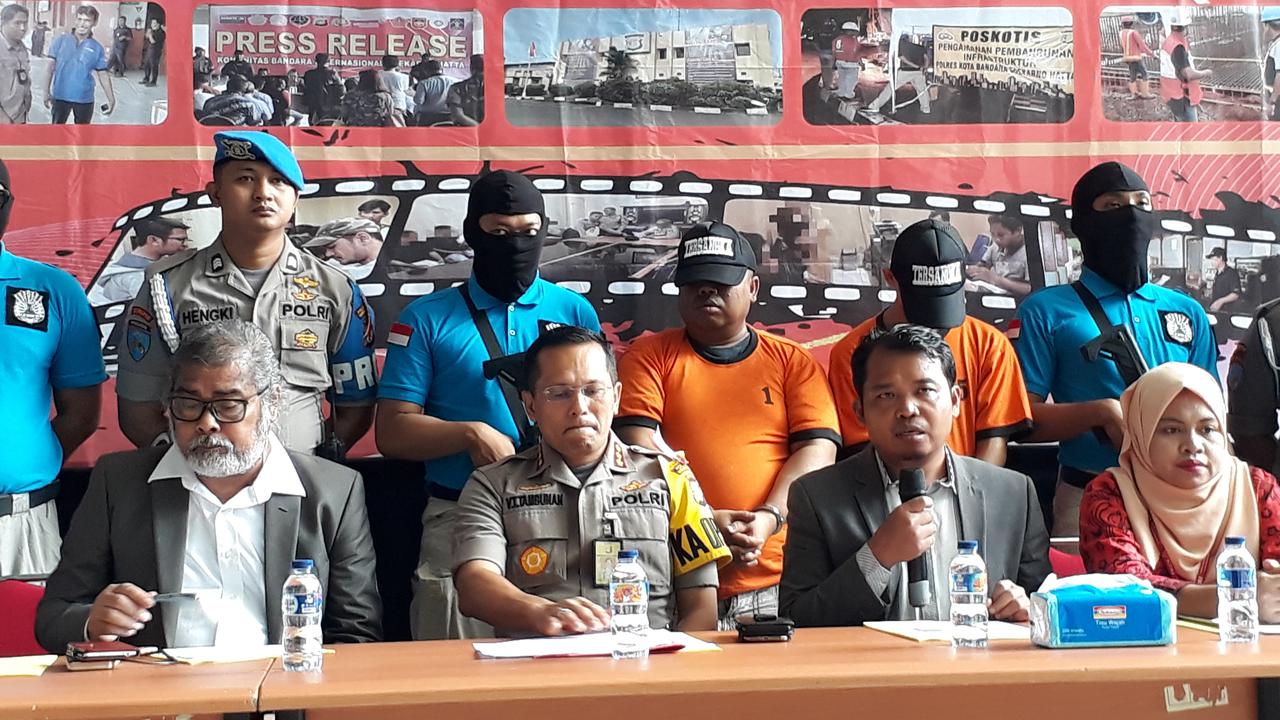 Ketua KPAI Susanto, memberikan keterangan bersama Kapolres Bandara Soetta Kombes Pol Victor Togi dan Ketua Komnas PA, Aris Merdeka SIrait, di Terminal 3 Bandara Soetta, Jumat (21/9/2018).