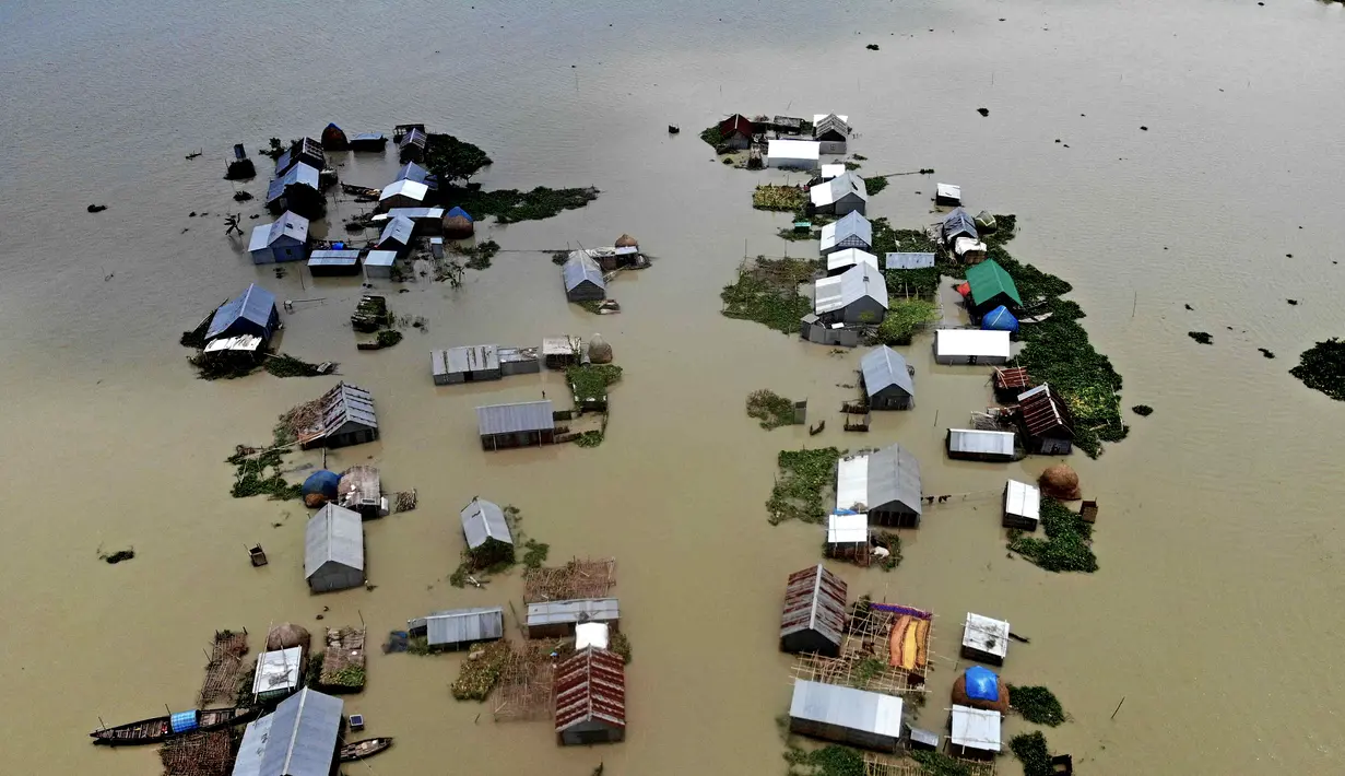 Rumah-rumah yang terendam banjir di Faridpur, Bangladesh (19/7/2020). Banjir yang dipicu tingginya curah hujan musiman dan derasnya air dari perbukitan kembali memburuk di beberapa wilayah Bangladesh, termasuk Distrik Faridpur. (Xinhua/Salim)