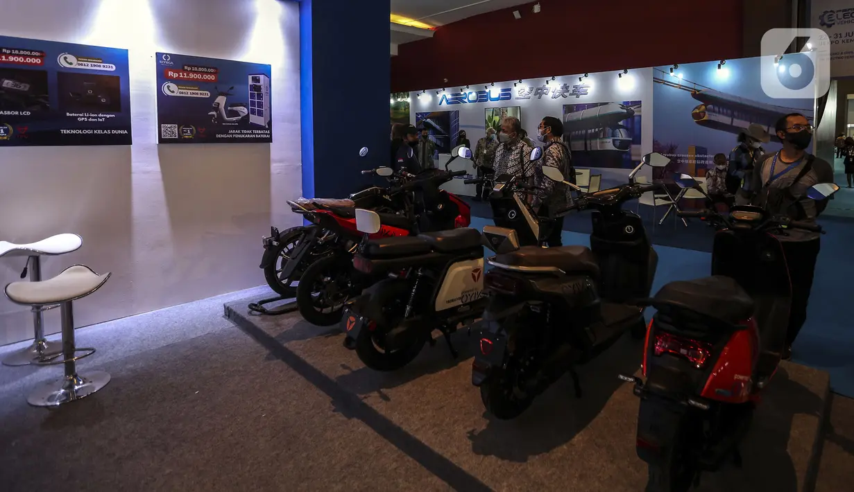Sejumlah motor listrik dipamerkan pada pameran kendaraan listrik Persatuan Industri Kendaraan Listrik Indonesia (Periklindo) Electric Vehicle Show di JIEXPO Kemayoran, Jakarta, Jumat (22/7/2022). Pameran yang berlangsung pada 22-31 Juli 2022 ini menampilkan beragam inovasi untuk kendaraan listrik, mobil dan motor. (Liputan6.com/Johan Tallo)