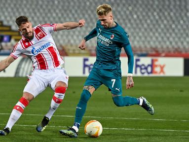Samu Castillejo (kanan) berhasil menjaringkan bola ke dalam gawang tim tuan rumah pada menit keenam. Namun, gol tersebut dianulir wasit setelah melihat tayangan ulang melalui VAR. (Foto: AFP/Andrej Isakovic)