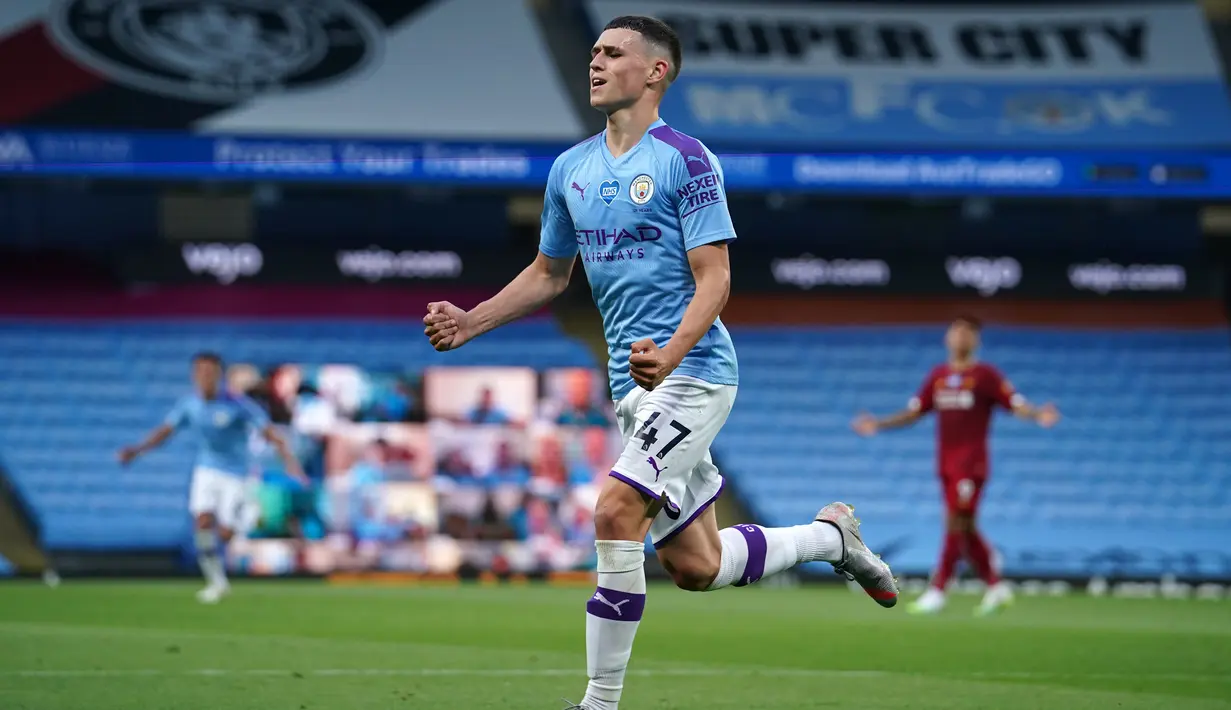 Gelandang Manchester City, Phil Foden berselebrasi usai mencetak gol ke gawang Liverpool pada pertandingan lanjutan Liga Inggris  di Stadion Etihad di Manchester, Inggris (2//7/2020). City menang telak 4-0 atas Liverpool. (AFP/Pool/Dave Thompson)